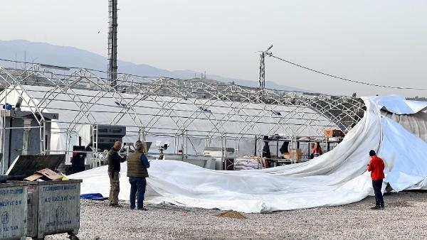 İskenderun'da kuvvetli rüzgar; depremzedelerin çadırları yıkıldı