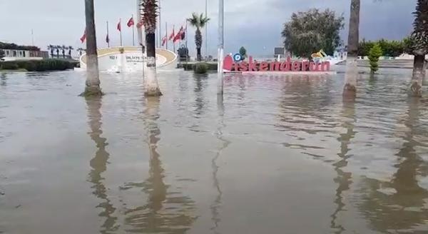 İskenderun'da kuvvetli rüzgar ve yağmur; kıyı şeridi su altında kaldı