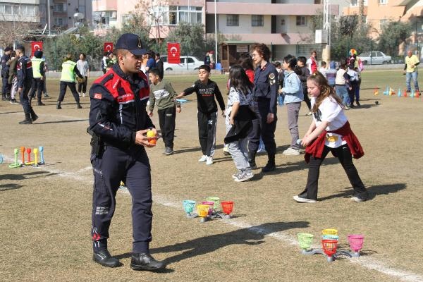 Jandarma, depremzede çocuklarla oyun oynadı