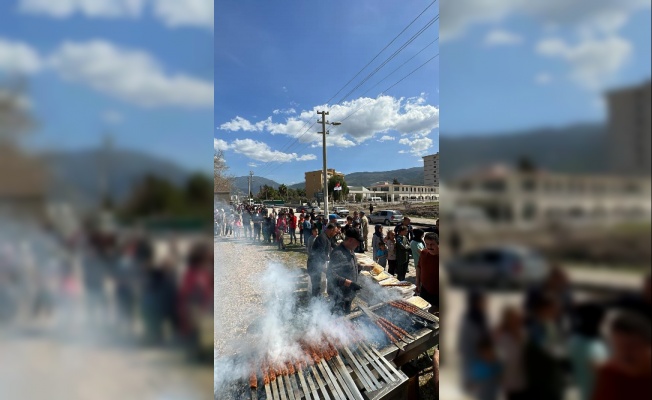 Kaburgacı Yaşar'dan Osmaniye'deki depremzedelere Adana kebabı
