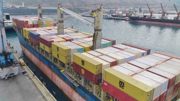 Katar’dan gönderilen konteyner evleri taşıyan gemi, İskenderun Limanı’na geldi