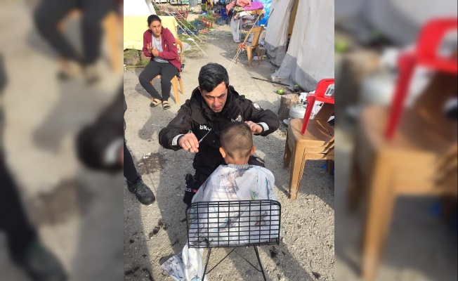Mahalle bekçisi depremzede çocukları tıraş etti