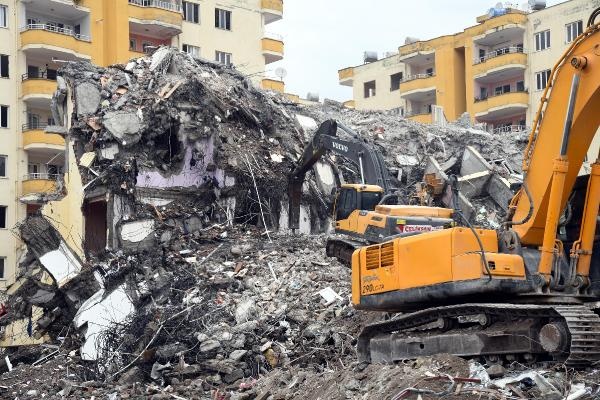 Osmaniye’de ağır hasarlı binaların yıkım işlemleri sürüyor