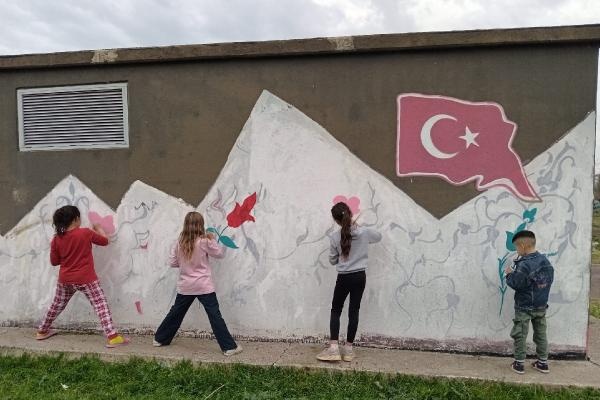 Osmaniye’de depremzede çocuklar, duvarlara resimler çizip boyadı