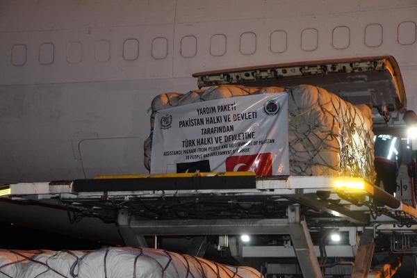 Pakistan’dan depremzedeler için bin 200 çadır taşıyan uçak Adana’ya iniş yaptı
