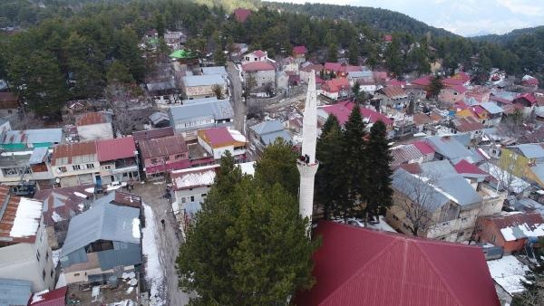Yaylada, depremde hasar gören cami minaresi yıkıldı