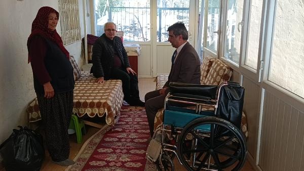 Başkan Özgan, ihtiyaç sahiplerine tekerlekli sandalyelerini teslim etti