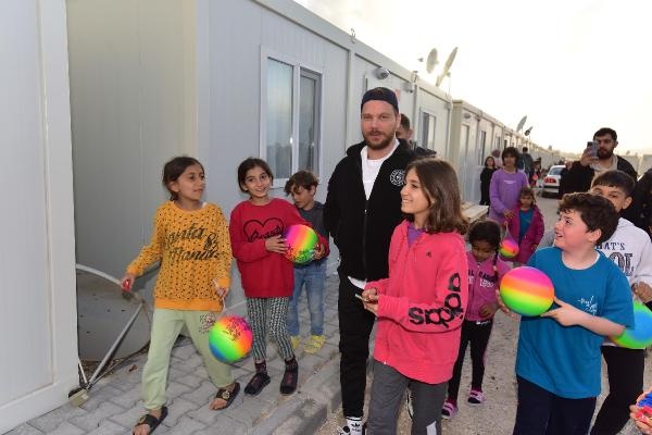 Şarkıcı Sinan Akçıl, depremzede çocuklarla bir araya geldi