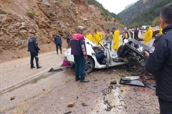 Üzerine kaya düşen otomobildeki 4 öğretmen öldü (2)- Yeniden