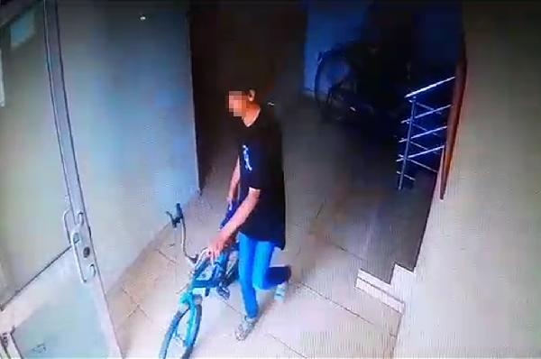 Apartmandan bisiklet hırsızlığı kamerada