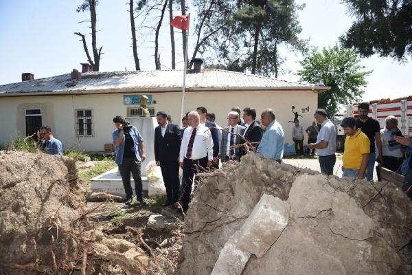 Başkan Kara, fırtına ve hortumun zarar verdiği köyde incelemelerde bulundu