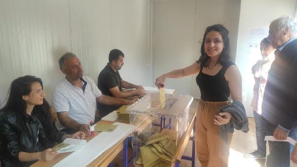 Hatay'da 'depremzede seçmenler' konteynerlerde oy verdi