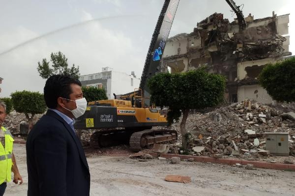 İskenderun'da ağır hasarlı binaların yıkımları sürüyor