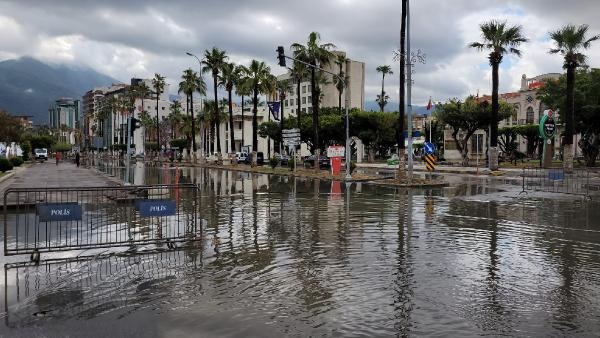 İskenderun'da sokaklara dolan su kısmen çekildi
