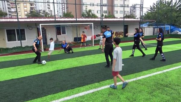 Polis, parktaki çadırlarda kalan depremzede çocuklarla futbol oynadı