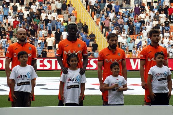 Adana Demirspor ve Başakşehir futbolcuları sahaya lösemili çocuklarla çıktı