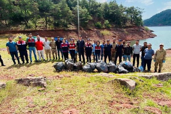 Jandarma ekipleri, Kalecik Barajı çevresinde temizlik yaptı