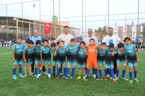 Kozan'da okullar arası futbol turnuvasında Atatürk İlkokulu birinci oldu