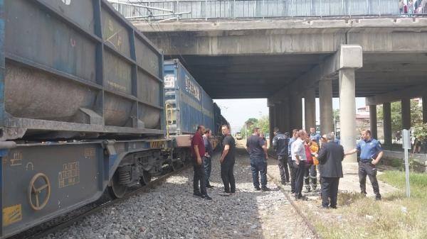 Tren, hemzemin geçitte traktöre çarptı: 1 yaralı (2)- Yeniden