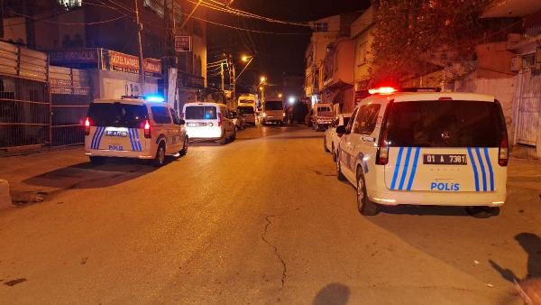 Adana'da kavgaya müdahale eden polis memuru kolundan bıçaklandı; 4 gözaltı