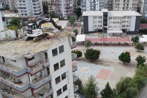 Adana'da ilkokul ve anaokulu yanındaki ağır hasarlı binada yıkım başladı