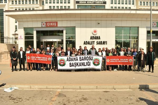 Adana’da avukatlar, meslektaşlarının öldürülmesine tepki gösterdi