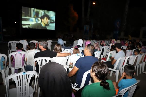 Akdeniz Belediyesi açık hava sinemasıyla nostaljiyi yaşatıyor