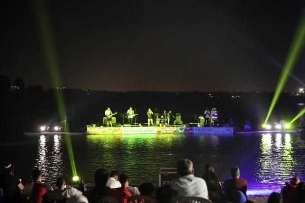 Altın Koza kapsamında göl üzerinde konser