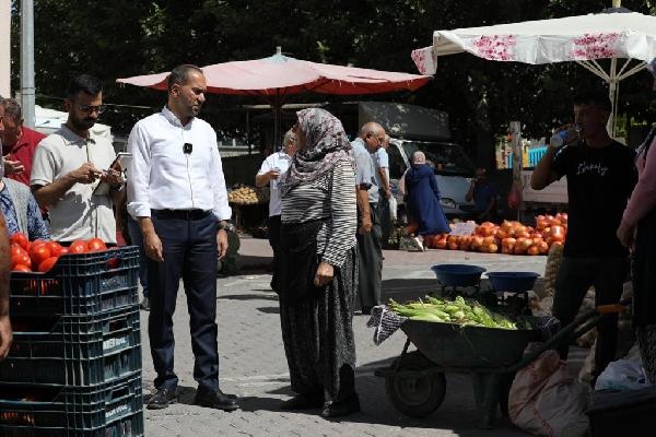 Başkan Özdemir, semt pazarında vatandaşlarla buluştu