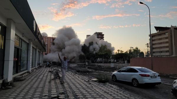 Depremde ağır hasar alan İskenderun İlçe Sağlık Müdürlüğü binası dinamitle yıkıldı