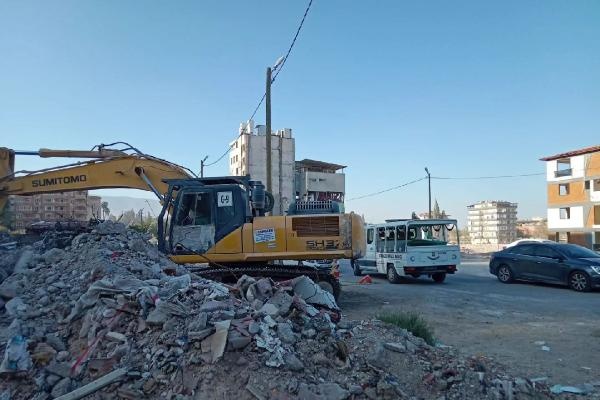 Depremin 215'inci gününde temel kazısında enkazdan ceset çıktı