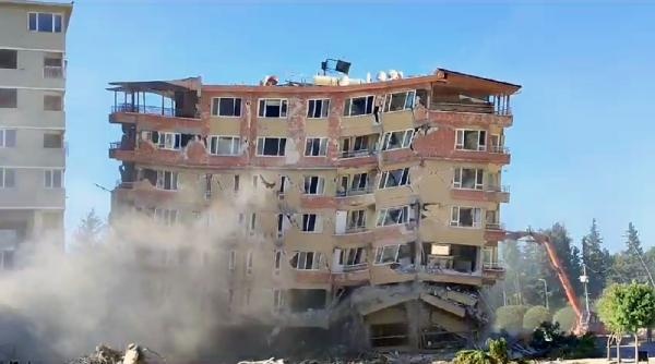 Hatay'da 7 katlı apartman kontrollü şekilde yıkıldı