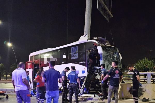 Hava limanına yolcu taşıyan midibüs, direğe çarptı: 5 yaralı