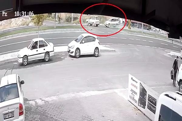 Kavşakta otomobiller çarpıştı kadın yolcu camdan fırladı; o anlar kamerada