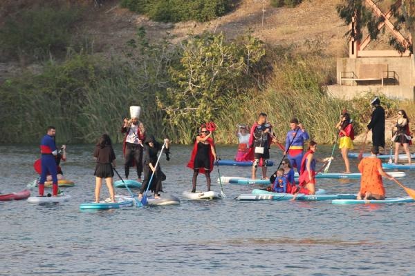 Kostümleriyle geldikleri Seyhan Nehri'nde kürek sörfünü festivale çevirdiler