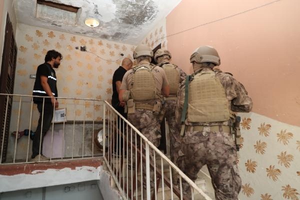 Mersin'de, depremzedeleri 'kiralık ev' vaadiyle dolandıran 4 şüpheli tutuklandı
