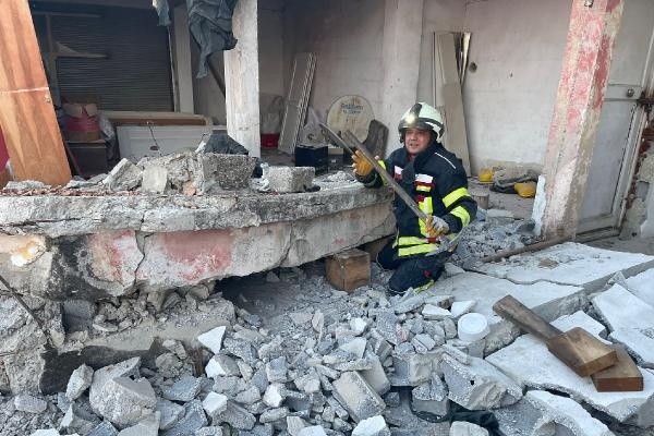 Tarsus'ta eski yapı evin duvarı çöktü, 1 çocuk yaralandı