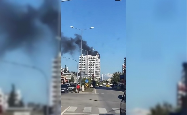 Adana'da, 14 katlı apartmanda yangın