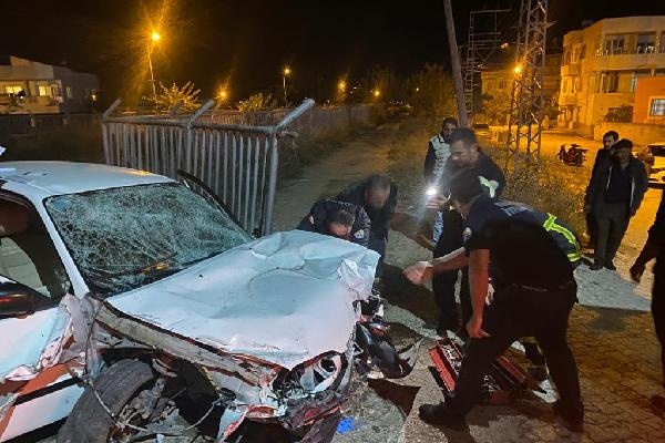 Adana'da kontrolden çıkan otomobil yayalara çarptı: 4 yaralı