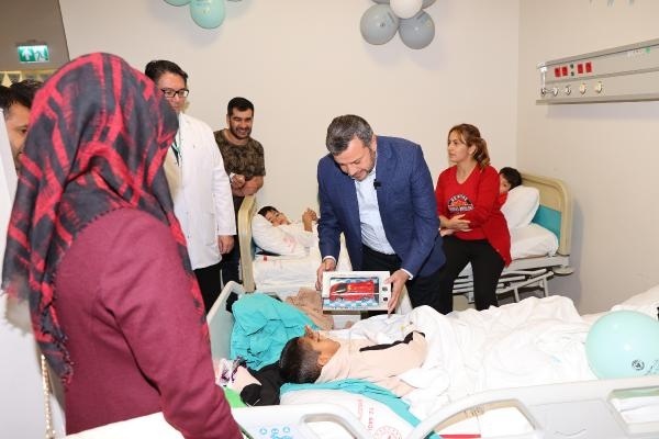 Başkan Kocaispir, sünnet olan çocukları ziyaret etti