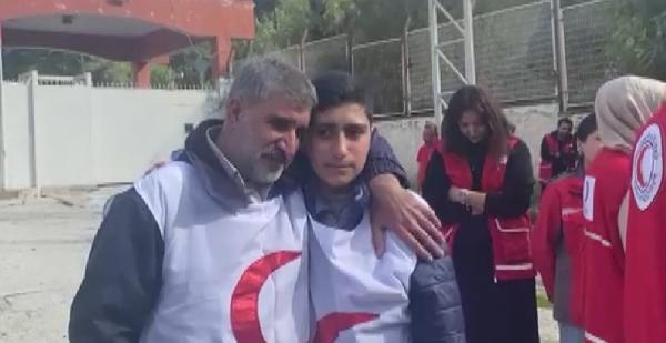 Depremde ailesini kaybeden Suriyeli Ahmed, ülkesindeki babası ile sınırda bir araya geldi