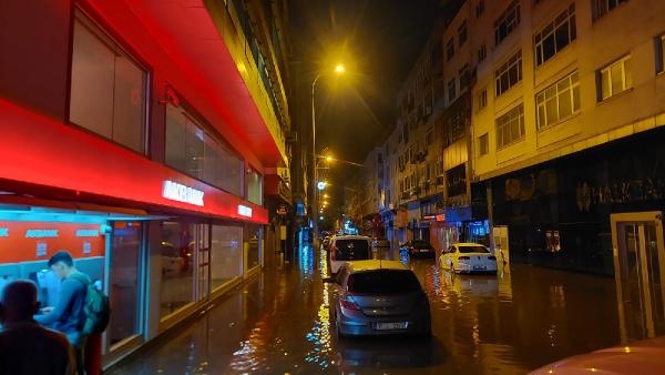 İskenderun’da şiddetli yağış sonrası cadde ve sokaklarda su taşkınları yaşandı