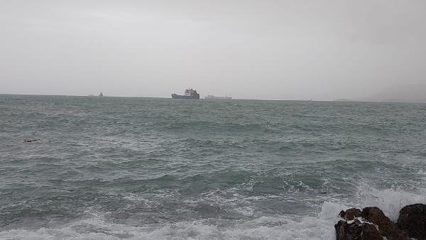 Mersin'de fırtına nedeniyle yük gemileri kıyıya yaklaştı