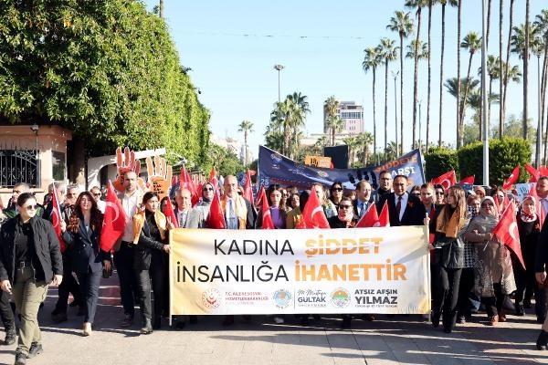 Mersin'de kadına yönelik şiddete karşı farkındalık yürüyüşü