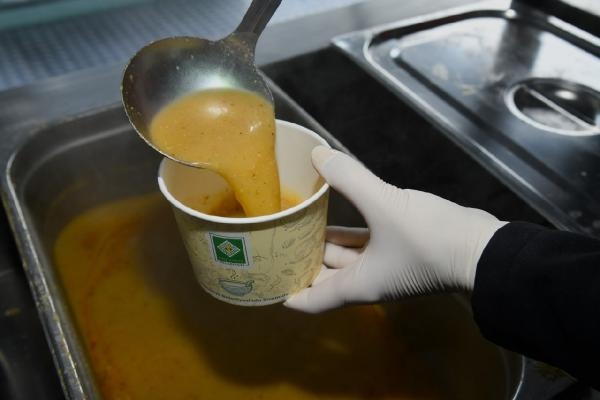 Osmaniye’de vatandaşlara sıcak çorba ikramı