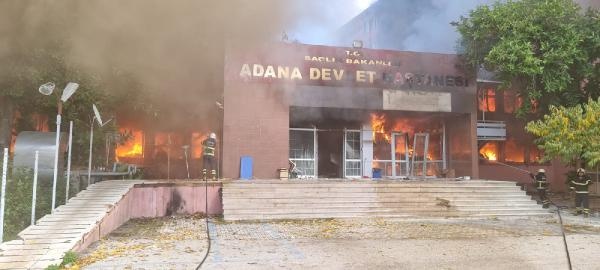 Adana'da kullanılmayan hastane binasının deposunda yangın
