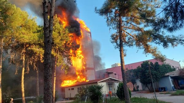 Adana'da kullanılmayan hastane binasının deposunda yangın (2)