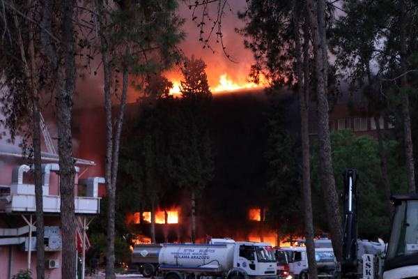 Adana'da kullanılmayan hastane binasının deposunda yangın/ Ek fotoğraflar
