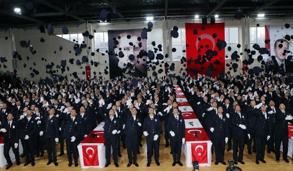 Adana’da mezun olan 750 yeni polis, kep fırlattı
