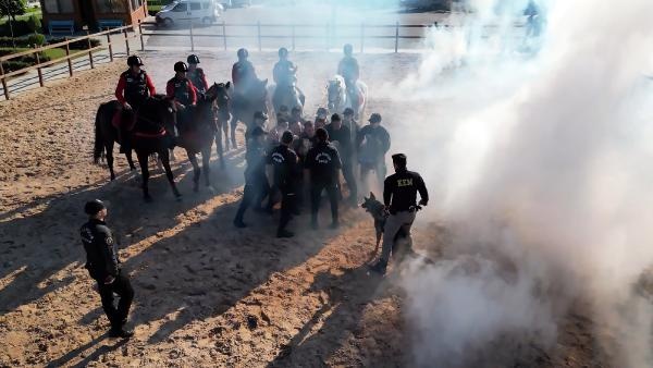 Atlı polislerden 'izinsiz gösteriye müdahale’ tatbikatı